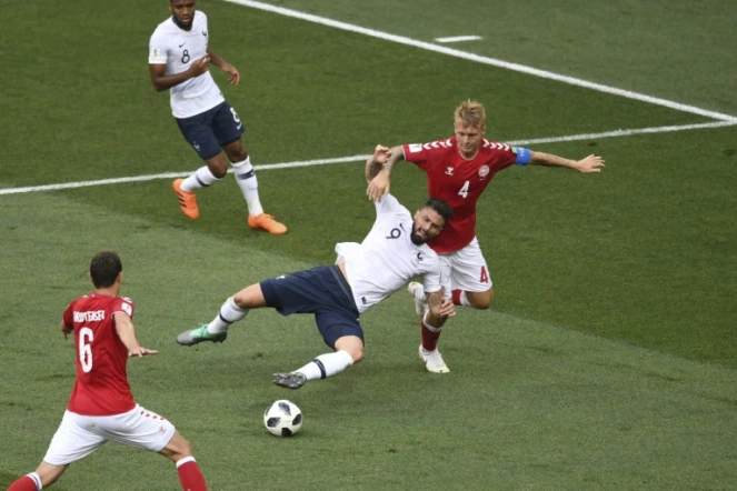 L'avant-centre des Bleus Olivier Giroud au duel avec le capitaine danois Simon Kjaer au stade Loujniki, le 26 juin 2018