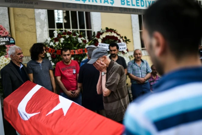 Un homme se recueille devant le cercueil d'une victime de l'attentat à l'aéroport Ataturk d'Istanbul, le 30 juin 2016 à Istanbul