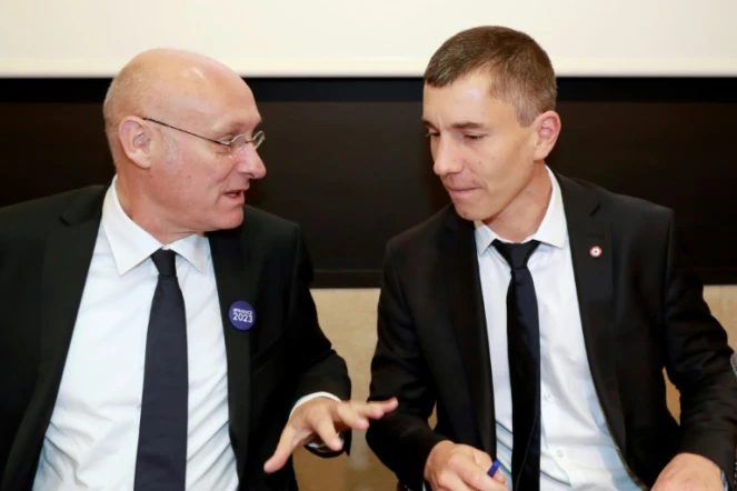 Le président de la FFR Bernard Laporte (g) et le président de la Commission des affaire culturelles à l'Assemblée nationale Bruno Studer, le 8 novembre 2017 à Paris