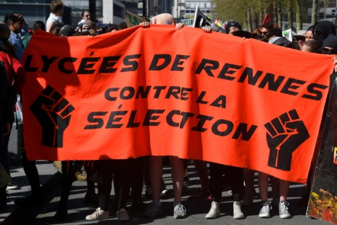 Des lycéens manifestant à Rennes contre la réforme des universités le 19 avril 2018