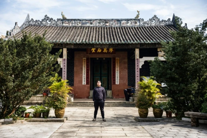 William Liu dans la cour d'une maison datant du 18e siècle et appartenant à sa famille, dans les "Nouveaux Territoires" de Hong Kong, le 10 janvier 2019