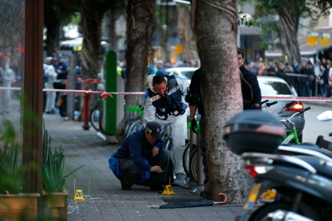 Des experts de la police sur les lieux d'une fusillade qui a fait deux victimes dans le centre de Tel Aviv, le 1er janvier 2016