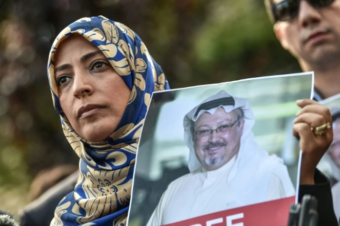 La Yéménite Tawakkol Karman, Prix Nobel de la Paix en 2011, montre un portrait du journaliste disparu Jamal Khashoggi lors d'une manifestation devant le consulat d'Arabie saoudite à Istanbul, 5 octobre 2018.