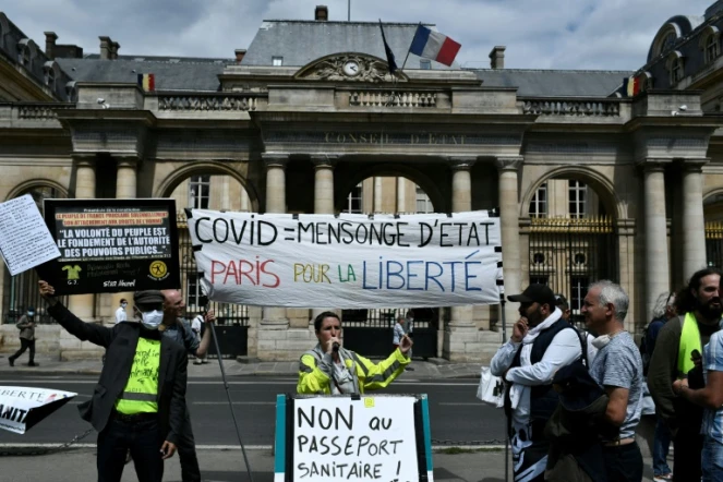 Manifestation contre le pass sanitaire le 5 août 2021 devant le Conseil constitutionnel à Paris 