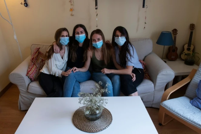 (g-d): Lourdes Ramos, Cristina Rios, Maria Luisa Prados et Ana Rubio, quatre jeunes médecins, dans leur appartement de Madrid, le 28 avril 2020