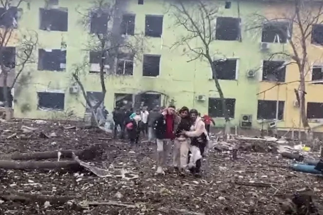 Extrait d'une vidéo fournie par la police ukrainienne le 9 mars après une frappe russe contre un hôpital pédiatrique à Marioupol, en Ukraine.
