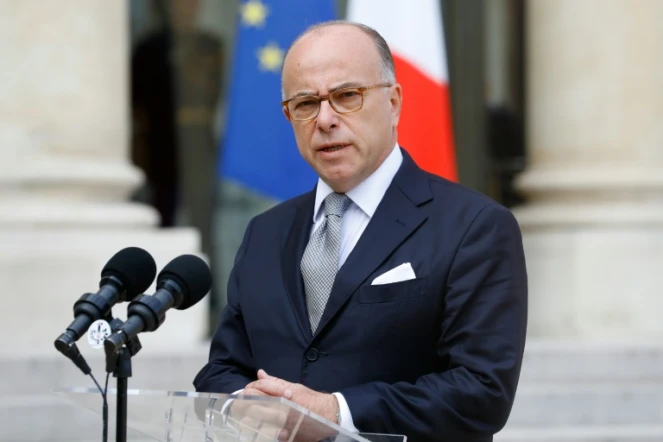 Le ministre de l'Intérieur Bernard Cazeneuve talks à la sortie du conseil de défense le 11 août 2016 à l'Elysée à Paris