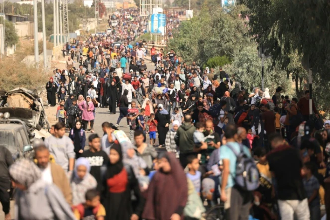Des familles palestiniennes fuient à pied le nord de la bande de Gaza vers le sud, le 9 novembre 2023