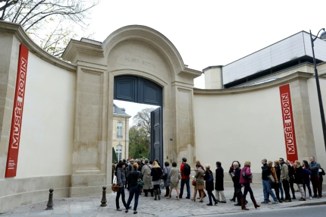 Des personnes font la queue devant le musée Rodin à Paris le 12 novembre 2015