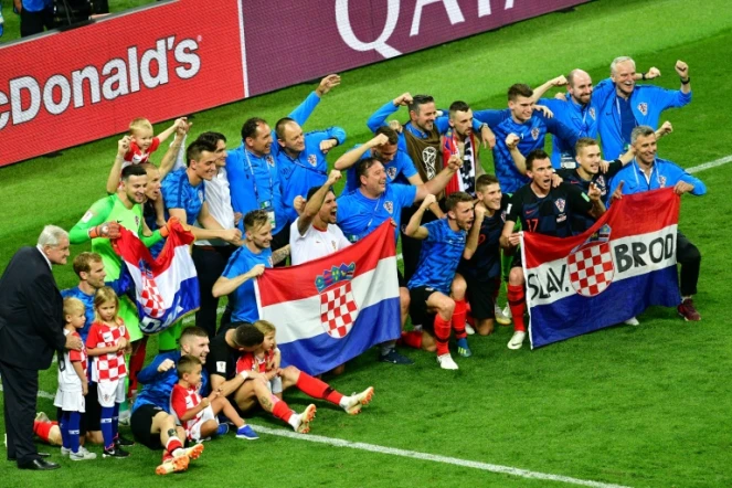 Les joueurs croates posent sur la pelouse du stade Loujniki après leur qualif pour la finale du Mondial, aux dépens des Anglais, le 11 juillet 2018