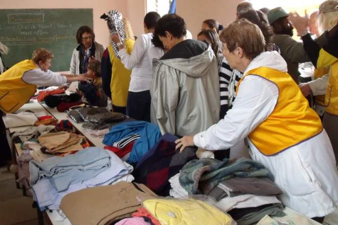 Dimanche 8 août 2010: Le Lions Club distribue vêtements chauds et couvertures aux Salaziens (photo: D.R)