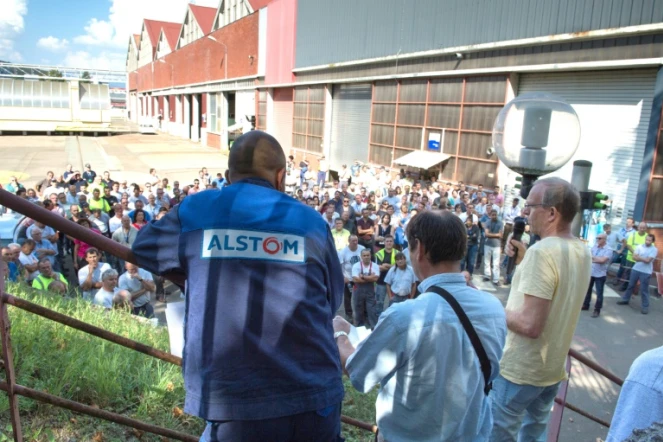 Des salariés d'Alstom le 13 septembre 2016 lors d'une assemblée générale contre la fermeture du site à Belfort