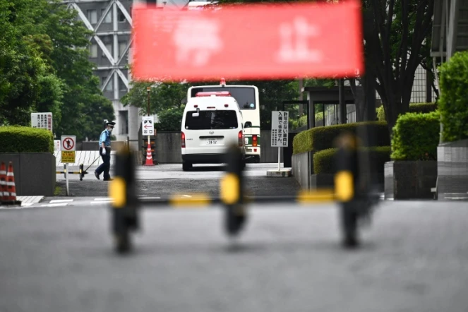Un bus transportant Michael Taylor et son fils Peter arrive au tribunal de Tokyo, le 14 juin 2021