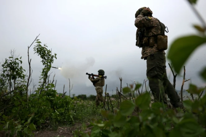 Des soldats ukrainiens sur la ligne de front près de Bakhmout, dans la région de Donetsk, le 17 juin 2023