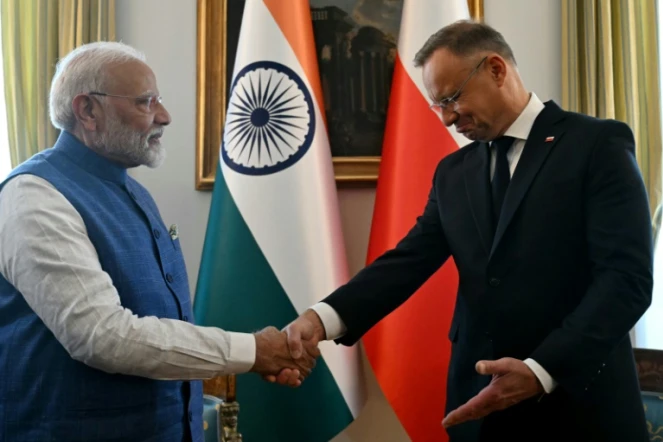 Le président polonais Andrzej Duda, à droite, serre la main du Premier ministre indien Narendra Modi à Varsovie, le 22 août 2024