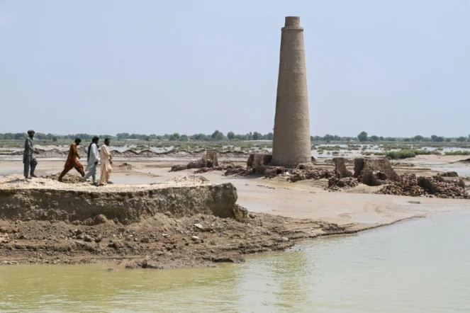 Des travailleurs devant leur briqueterie à l'arrêt en raison d'inondations, à Agilpur au Pakistan le 4 septembre 2022