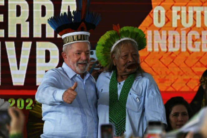Lula et le chef de la tribu Kayapo Raoni Metuktire au camp autochtone Terra Livre à Brasilia le 28 avril 2023