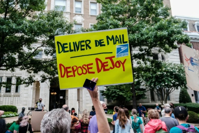 Des manifestants devant le domicile du patron de la poste américaine, Louis DeJoy, le 15 août 2020 à Washington