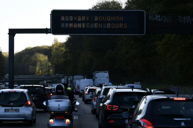 Des automobilistes bloqués dans des embouteillages à la périphérie de Paris lors d'une opération escargot des forains, le 6 novembre 2017