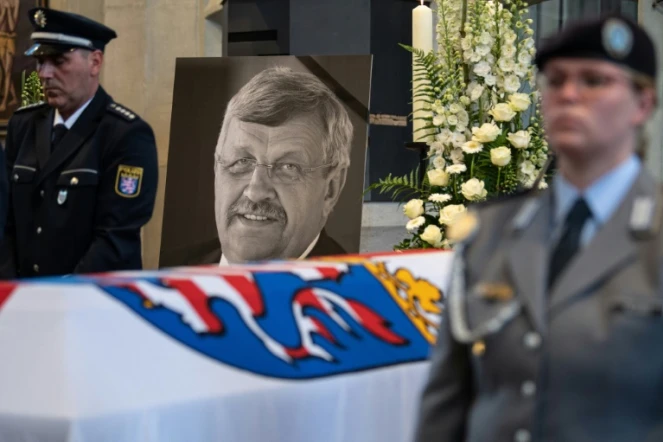 Portrait de l'élu Walter Lübcke, près de son cercueil lors d'un service commémoratif à Kassel, dans l'ouest de l'Allemagne, le 13 juin 2019