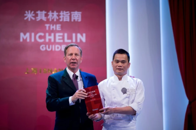 Michael Ellis, directeur international des guides Michelin (g) et le chef Justin Tan (d) du restaurant T'ang Court récompensé par  3 étoiles au Guide Michelin, le 21 septembre 2016 à Shanghai