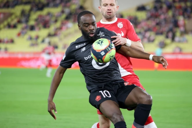 L'attaquant lillois Jonathan Ikoné à la lutte avec le défenseur monégasque Caio Henrique, le 19 novembre 2021 à Monaco