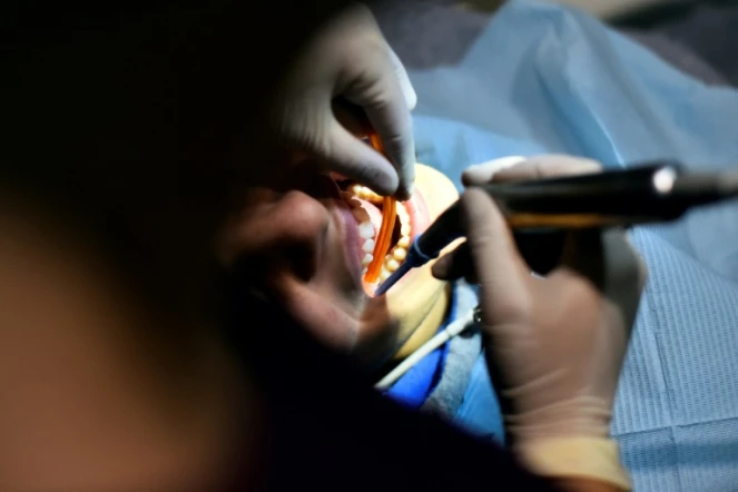 Un patient chez un dentiste, le 4 décembre 2015 à Paris