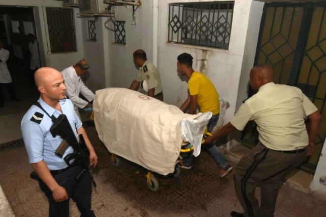 Des membres du personnel hospitalier et des colleguès transportent le corps d'un des six membres des forces de l'ordre tués dans le nord-ouest de la Tunisie dans une attaque "terroriste", selon les autorités, le 8 juillet 2018 à Tunis 