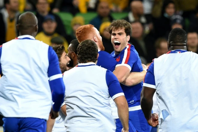 Damian Penaud hurle de joie au milieu des remplaçants français après son essai contre l'Australie le 13 juillet 2021 à Melbourne