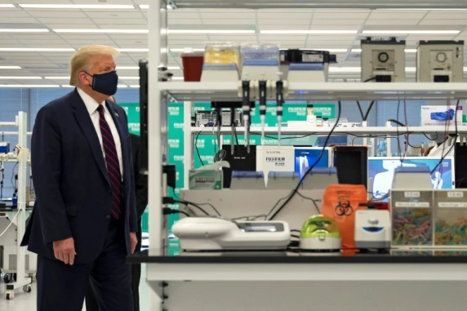 Le président américain Donald Trump visite un laboratoire à Morrisville, en Caroline du Nord, le 27 juillet 2020