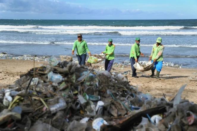 Des déchets sur une plage de Kuta Beach à Bali, e, Indonésie, le 19 décembre 2017