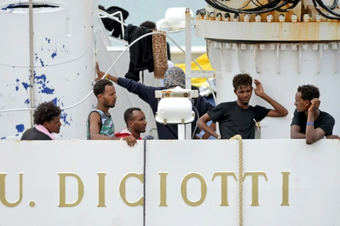 Des migrants à bord du navire des garde-côtes italiens, le Diciotti, le 23 août 2018