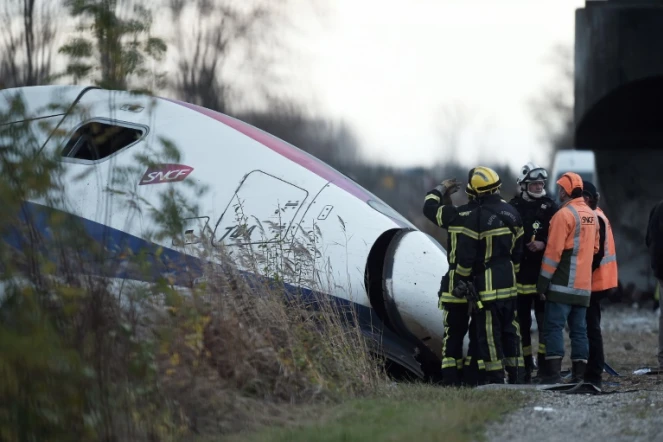 Les secours intervenant sur le site de l'accident d'Eckwersheim, le 15 novembre 2015