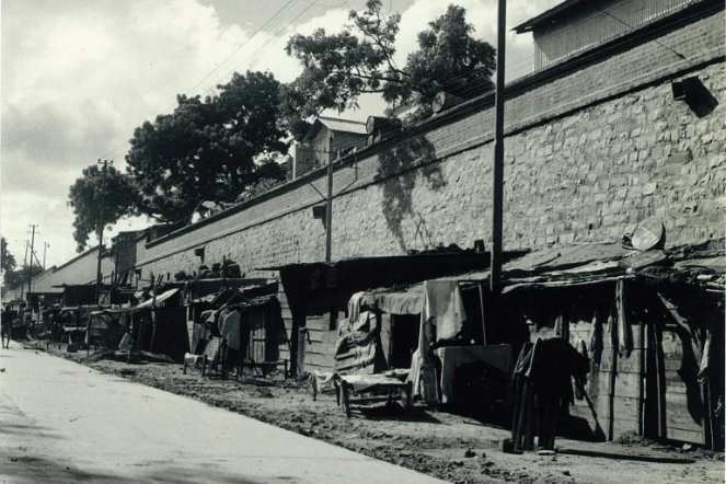 Photographie fournie par les autorités indiennes, montrant des cabanes construites pour des familles réfugiées près du Lothian Bridge à New Delhi, au moment de la partition de l'Inde, le 19 septembre 1950