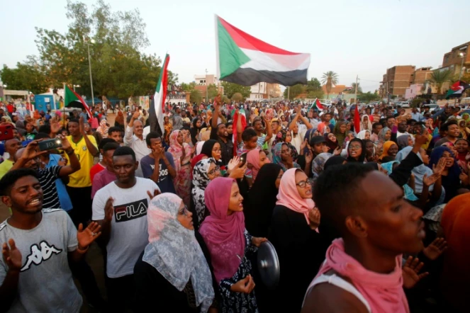Les Soudanais célèbrent dans la rue à Khartoum l'accord conclu entre les militaires et la contestations, le 5 juillet 2019
