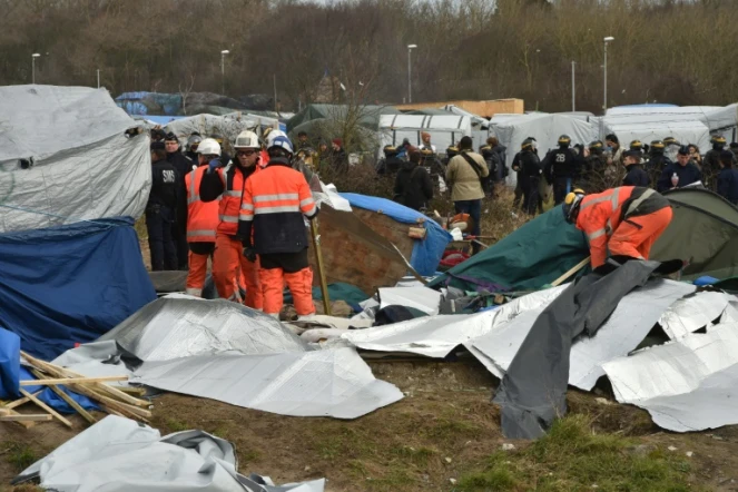 Démantèlement d'abris dans la jungle de Calais le 29 février 2016