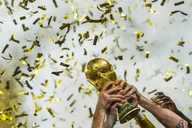 Les joueurs français soulèvent le trophée du Mondial-2018 remporté contre la Croatie, le 15 juillet à Moscou