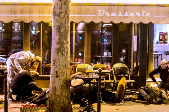 Des gens gisent sur le sol après l'attaque de la terrasse du bar La Bonne Bière, rue de la Fontaine-au-Roi, à Paris, le 13 novembre 2015