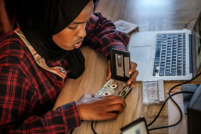 Hafsa Omer s'apprête à écouter une vieille cassette de chansons et poèmes traditionnels du Somaliland pour en numériser le contenu au Centre d'études africaines du Somaliland, à Hargeisa, le 10 novembre 2024 en Somalie