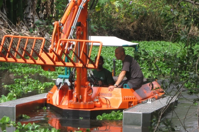 Une pelle amphibie pour nettoyer l'étang Saint-Paul (Photo DR)