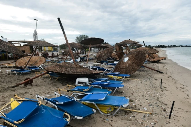 Parasols et chaises longues endommagées par une tornade sur la plage de Nea Plagia, le 11 juillet 2019
