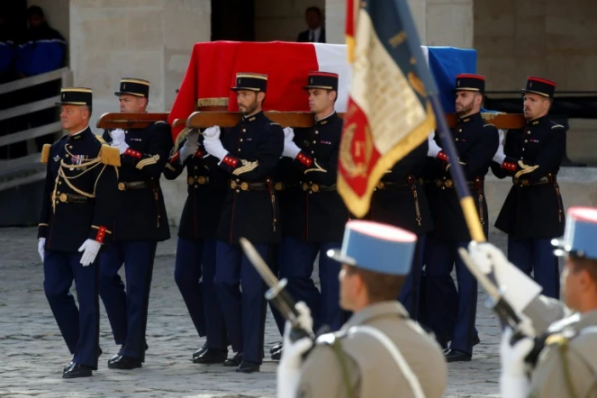 Le cercueil de Jacques Chirac porté dans la cour des Invalides le 30 septembrer 2019