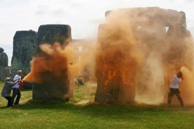 Image tirée d'une vidéo fournie par le groupe écologiste Just Stop Oil montrant des militants asperger de peinture des monolithes du site de Stonehenge en Angleterre, en juin 2024