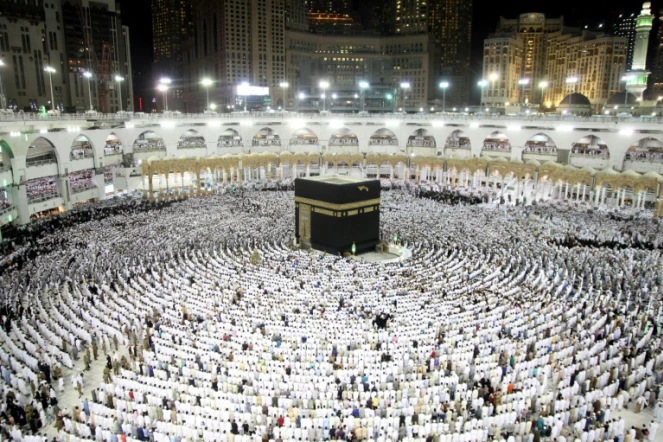 Des mulsumans prient à La Mecque, lors du dernier vendredi du mois du ramadan, le 23 juin 2017 en Arabie Saoudite
