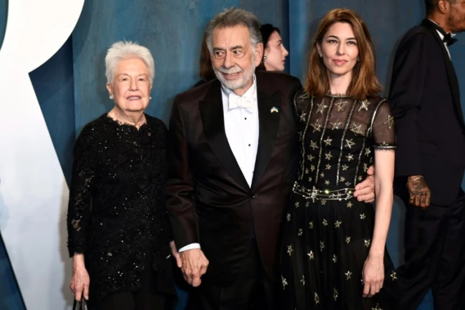 Le réalisateur américain Francis Ford Coppola entouré de sa fille Sophia Coppola et sa femme Eleanor Coppola à Beverly Hills en Californie, le 27 mars 2022