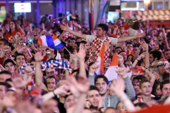 Les supporters croates en liesse dans les rues de Zagreb après la qualif de l'équipe nationale en finale du Mondial au détriment de l'Angleterre, le 11 juillet 2018