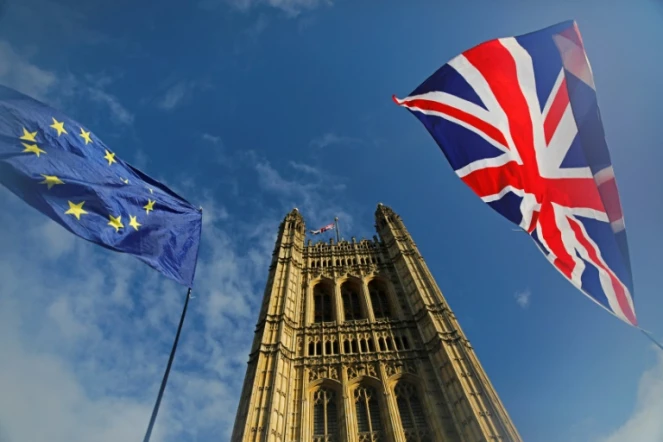 Des drapeaux européen et du Royaume-uni devant le palais de Westminster, siège du Parlement britannique, à Londres le 17 octobre 2019