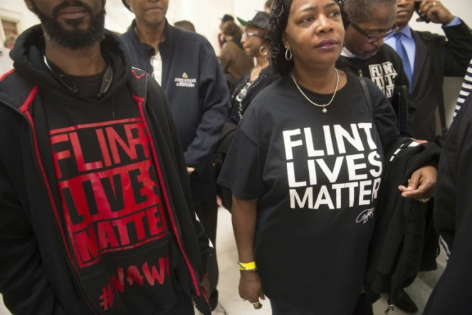 Des gens attendent de rencontrer une commission gouvernementale à Washington sur la question de l'eau contaminée à Flint, le 17 mars 2016