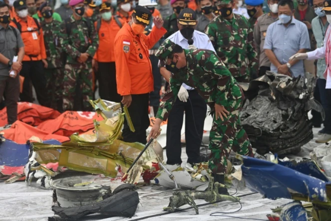 Examen des débris du Boeing dans le port de Jakarta, le 12 janvier 2021 en Indonésie