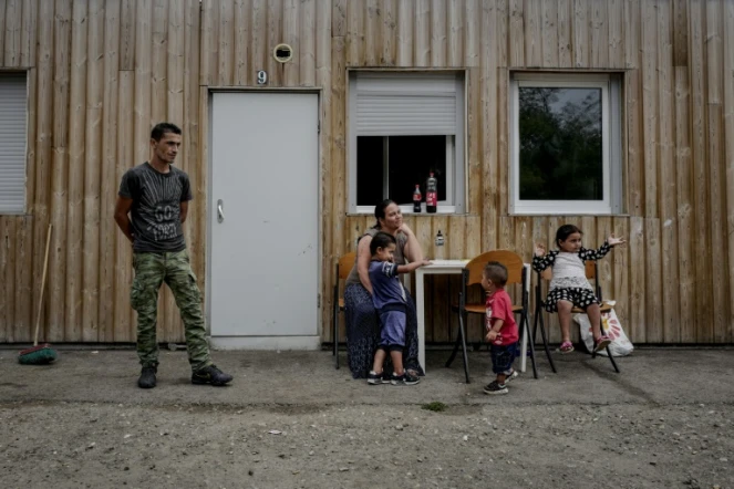 Des familles roms devant une maison préfabriquée dans un village d'insertion, le 6 septembre 2018 à Saint-Genis-les-Ollières, près de Lyon